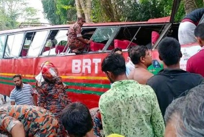 চালক-সুপারভাইজার বিতণ্ডার পর বৈদ্যুতিক খুঁটিতে বাসের ধাক্কা, নিহত ২