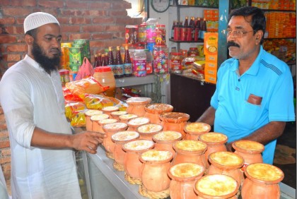 বগুড়ায় ইফতারে সাদা দইয়ের কদর বেড়েছে