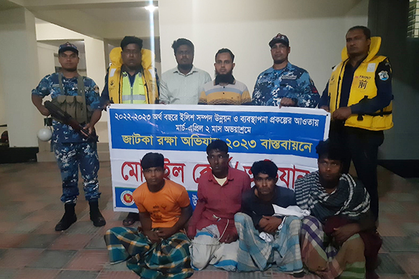 চাঁদপুরে টাস্কফোর্সের অভিযানে ১০ জেলে আটক