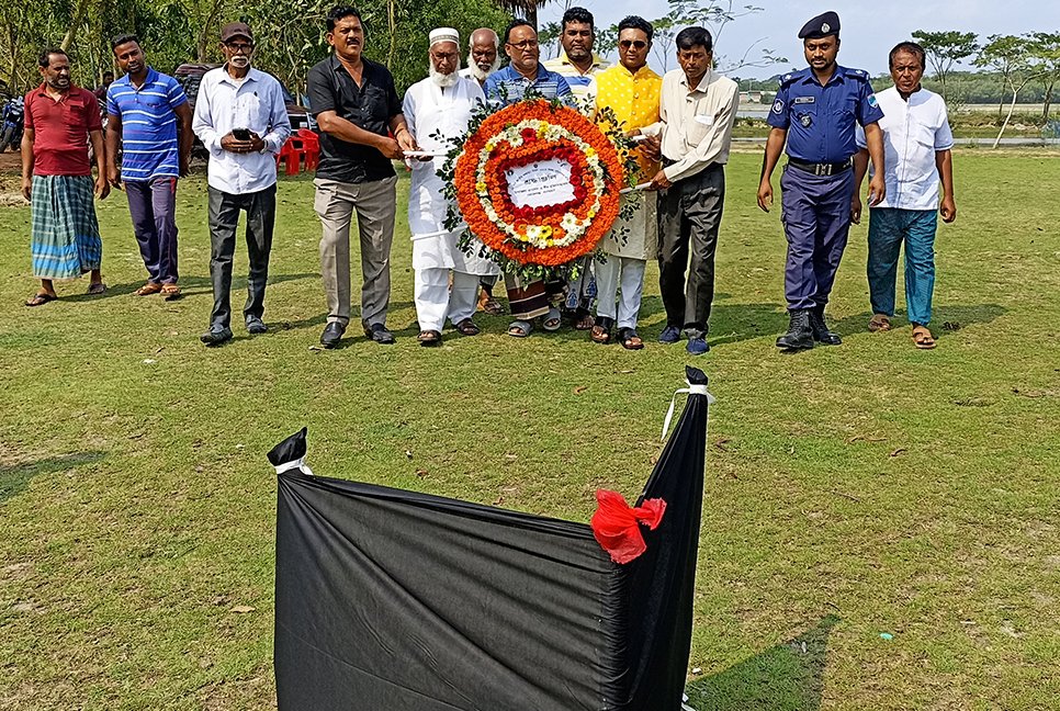 মোরেলগঞ্জে গণহত্যা দিবসে বধ্যভূমিতে পুষ্পমাল্য অর্পণ