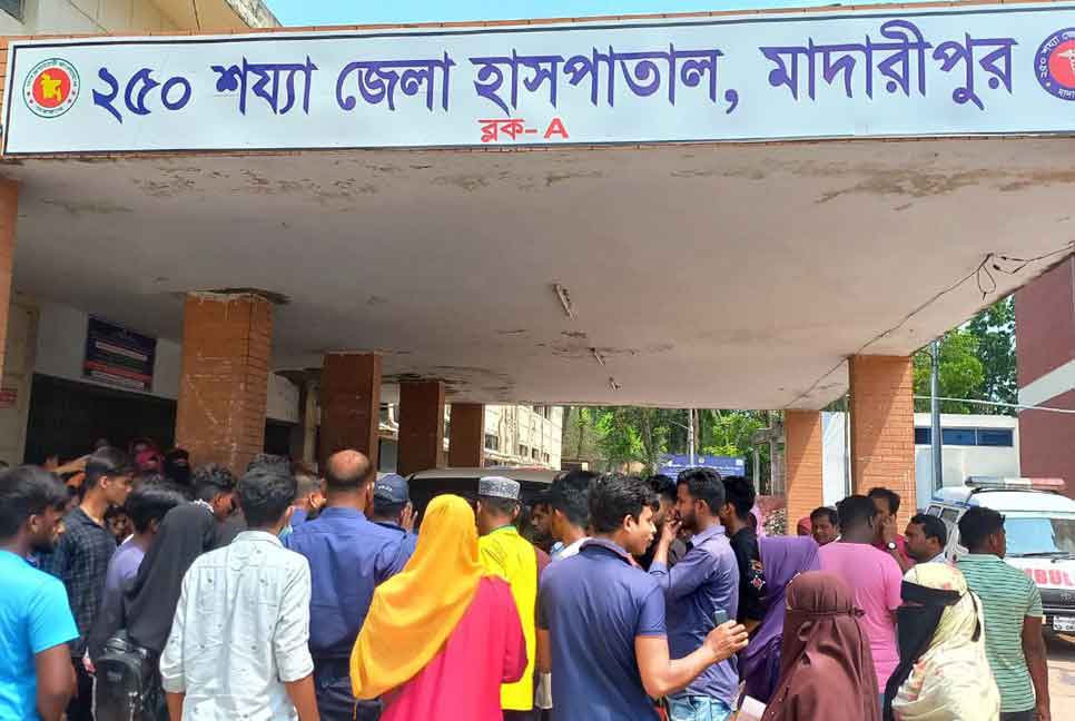 মাদারীপু‌রে বাস ও ই‌জিবাইক সংঘ‌র্ষে নিহত ১, আহত ২