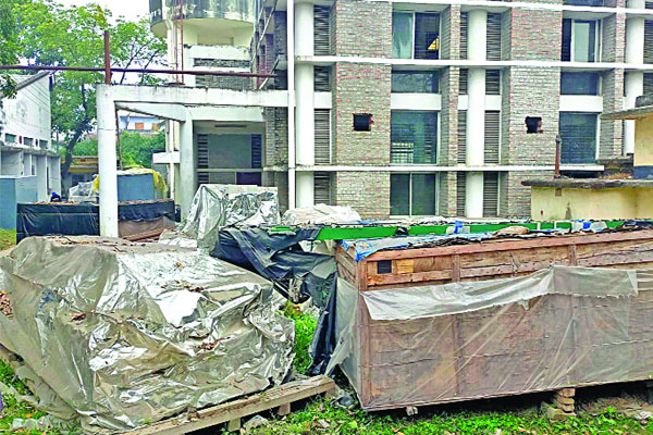 খোলা আকাশের নিচে ২০ কোটি টাকার যন্ত্রাংশ