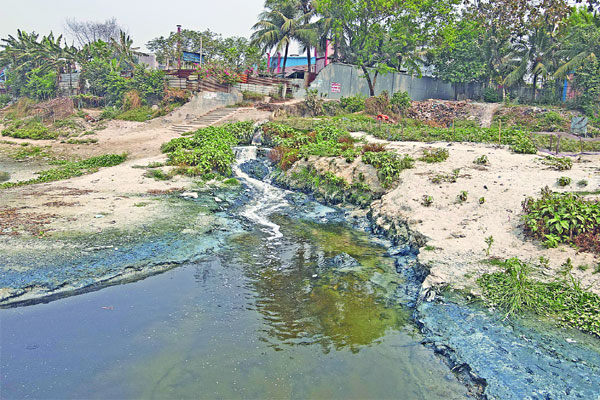 হুমকিতে ঢাকার চার নদী