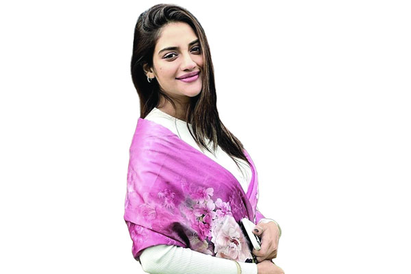 ‘গেরুয়া সুন্দরী’ নুসরাত