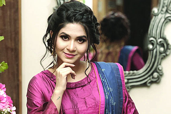 মায়ের চরিত্রে স্পর্শিয়া