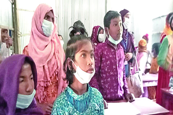 বিনা বেতনে শিক্ষার আলো ছড়াচ্ছেন তাঁরা