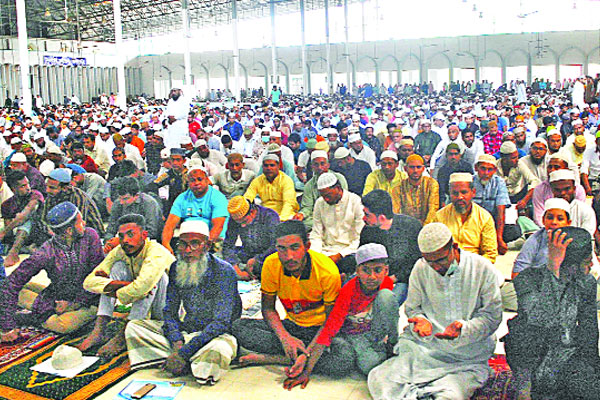 রমজানের প্রথম জুমায় মুসল্লির ঢল