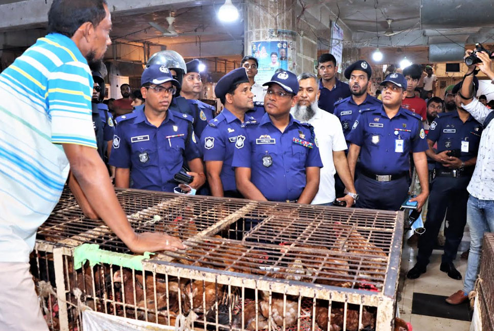 ভোলায় দ্রব্যমূল্যের বাজার নিয়ন্ত্রণে মনিটরিংয়ে পুলিশ সুপার