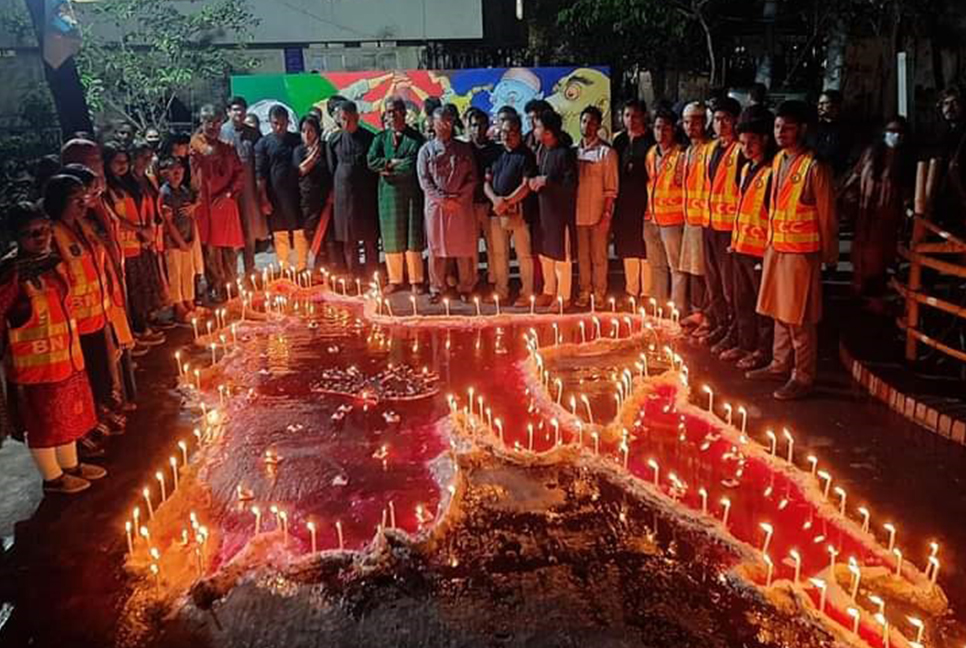 গণহত্যা দিবসকে স্মরণে জবিতে মোমবাতি প্রজ্বলন 