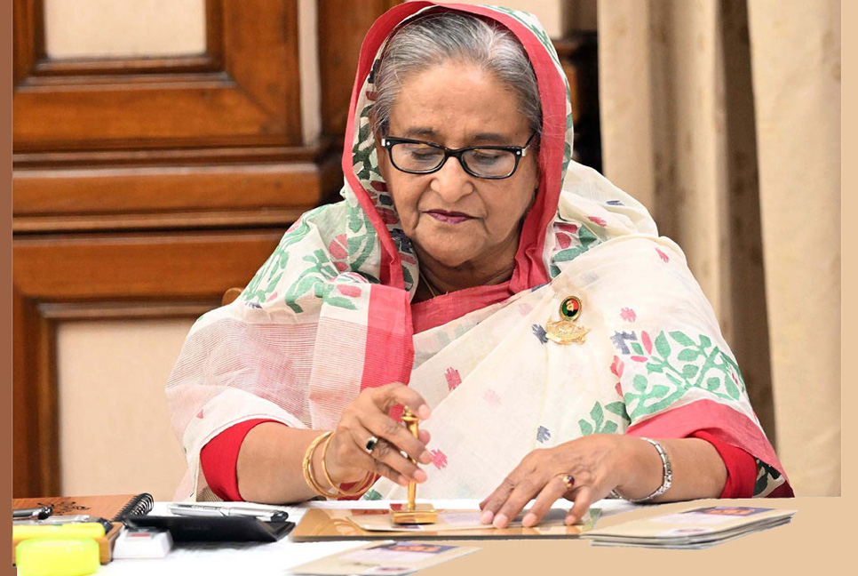 স্বাধীনতা দিবসে স্মারক ডাকটিকিট অবমুক্ত করলেন প্রধানমন্ত্রী


