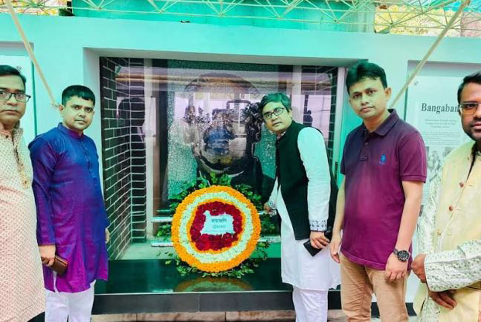 জাতির পিতার প্রতিকৃতিতে নোবিপ্রবি ট্রেজারারের শ্রদ্ধা