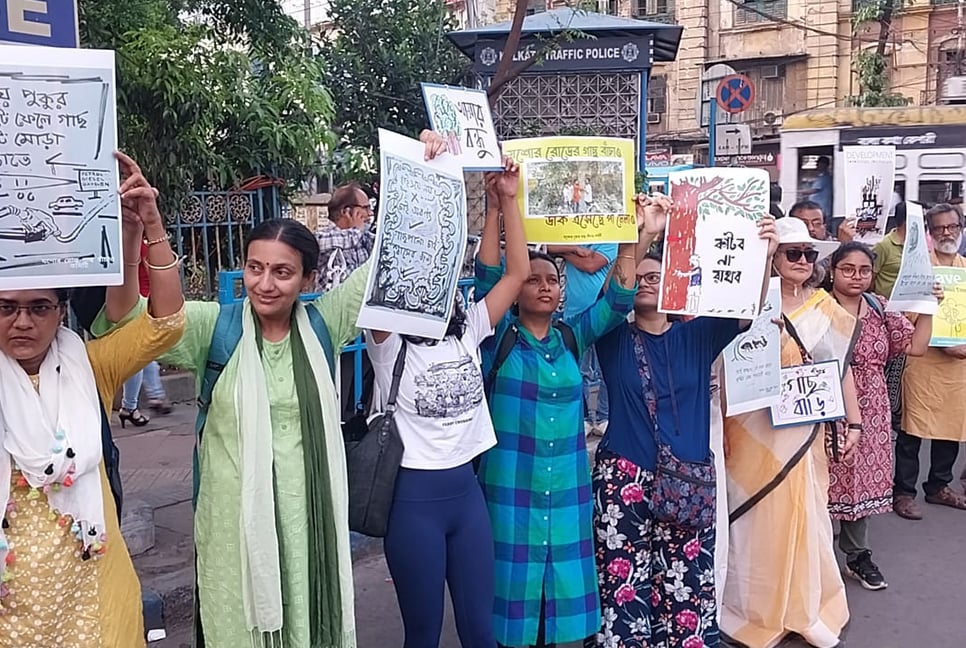 যশোর রোডের গাছ বাঁচাতে কলকাতায় মানববন্ধন