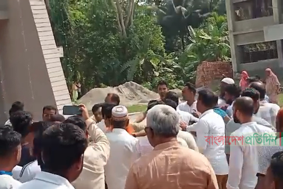 স্বাধীনতা দিবসের অনুষ্ঠানে এমপি’র উপস্থিতিতে আওয়ামী লীগের দুই পক্ষের হাতাহাতি