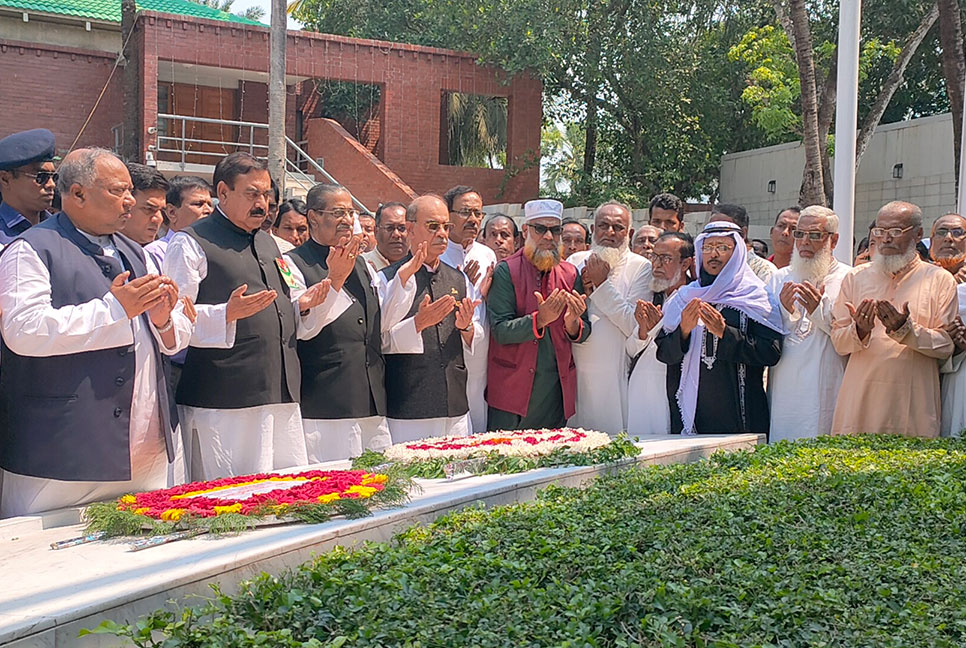 বঙ্গবন্ধুর সমাধিতে কেন্দ্রীয় আওয়ামী লীগের শ্রদ্ধা