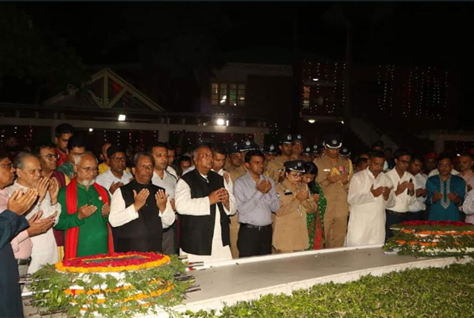 প্রথম প্রহরে টুঙ্গিপাড়ায় বঙ্গবন্ধুর সমাধিতে মানুষের ঢল