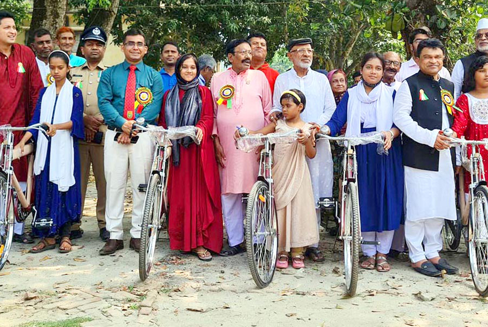 বগুড়ায় শিক্ষার্থীদের মাঝে বাইসাইকেল বিতরণ