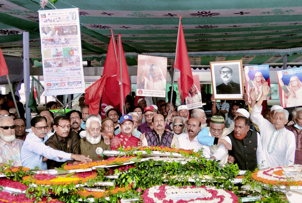 বঙ্গবন্ধুর প্রতিকৃতিতে মুক্তিযোদ্ধাদের শ্রদ্ধা


