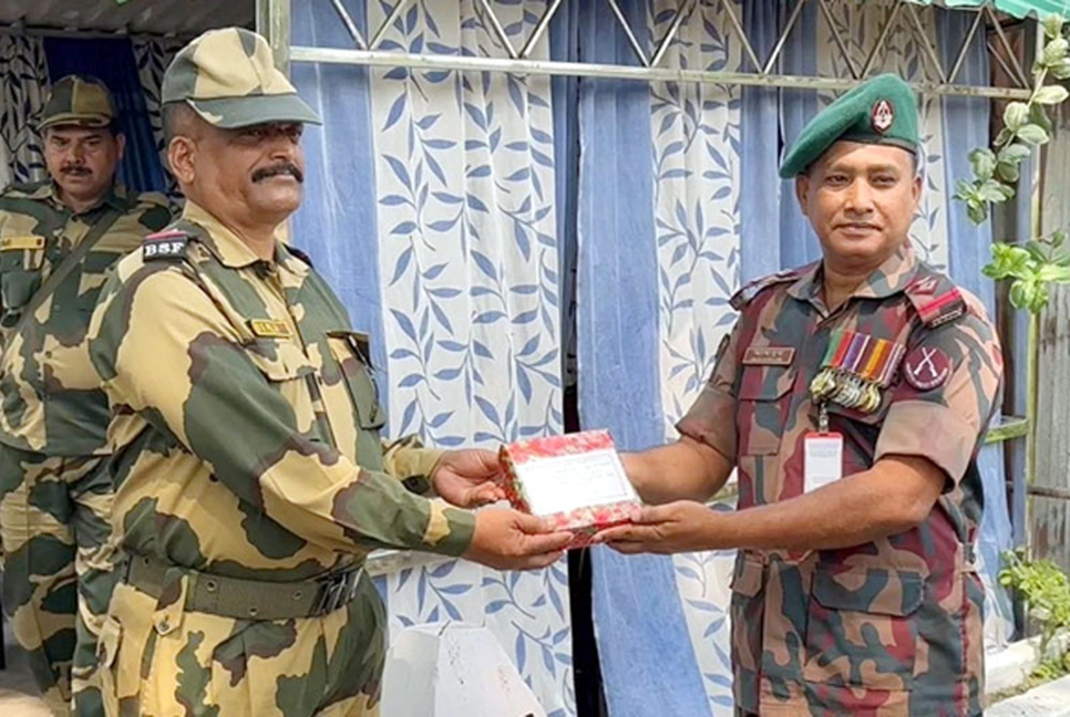হিলি সীমান্তে বিএসএফকে মিষ্টি উপহার বিজিবির