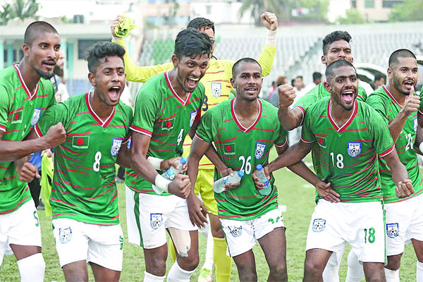 ‘অপেশাদার’ দলের বিরুদ্ধে স্বস্তির জয় জামালদের