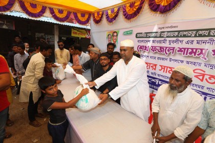 মিরসরাইয়ে মাসব্যাপী ইফতার সামগ্রী বিতরণ উদ্বোধন করলেন যুবলীগ নেতা এলিট