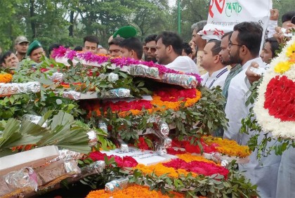 শহীদদের প্রতি সর্বস্তরের মানুষের শ্রদ্ধা