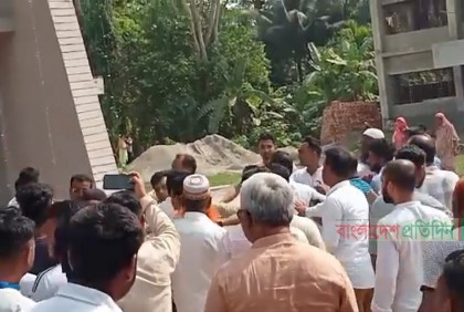 স্বাধীনতা দিবসের অনুষ্ঠানে এমপি’র উপস্থিতিতে আওয়ামী লীগের দুই পক্ষের হাতাহাতি