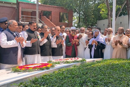 বঙ্গবন্ধুর সমাধিতে কেন্দ্রীয় আওয়ামী লীগের শ্রদ্ধা