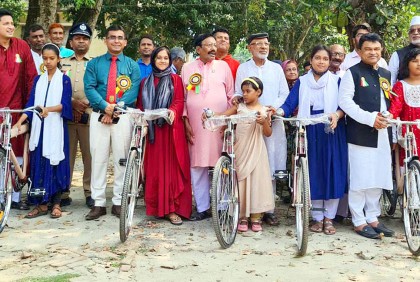 বগুড়ায় শিক্ষার্থীদের মাঝে বাইসাইকেল বিতরণ