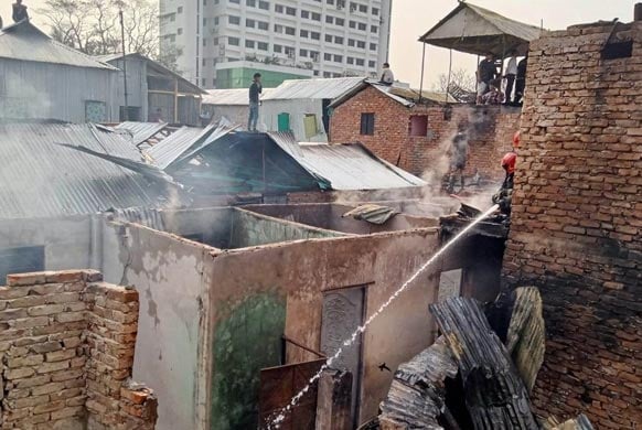 মহাখালীর সাততলা বস্তির কয়েকশ ঘর পুড়ে যাওয়ার আশঙ্কা 