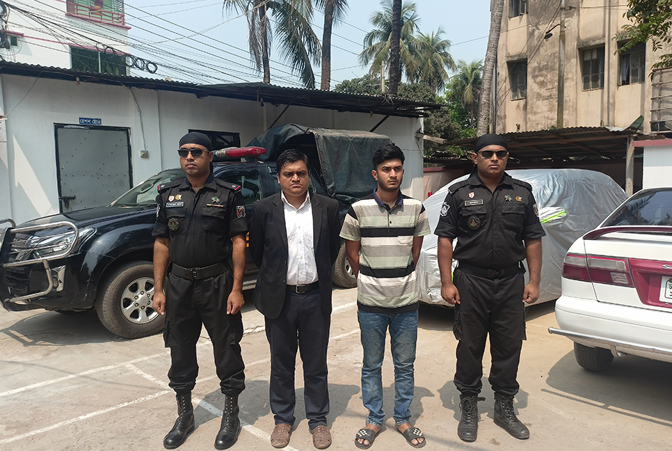 পরীক্ষায় পাস করিয়ে দেওয়ার নাম করে প্রতারণা, আটক ২ 