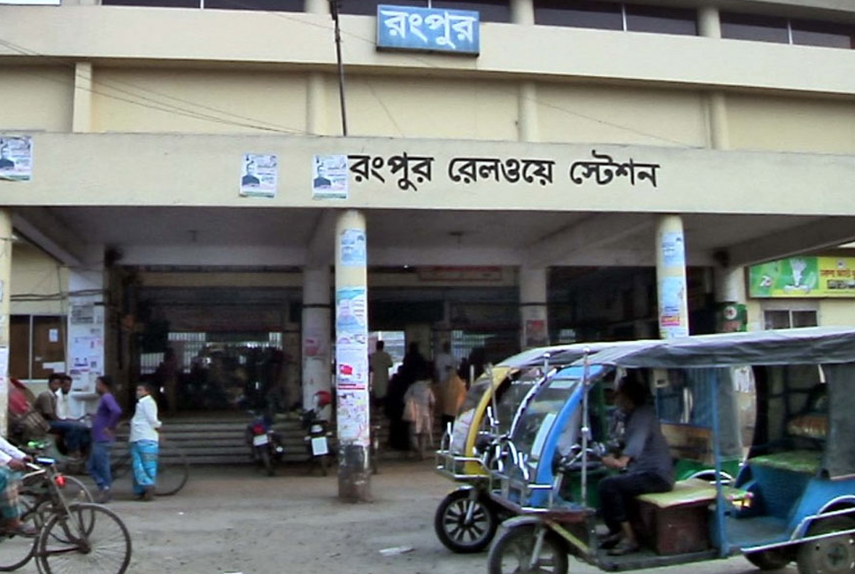 ট্রেনে কাটা পড়ে প্রতিবন্ধী যুবকের দুই পা বিচ্ছিন্ন