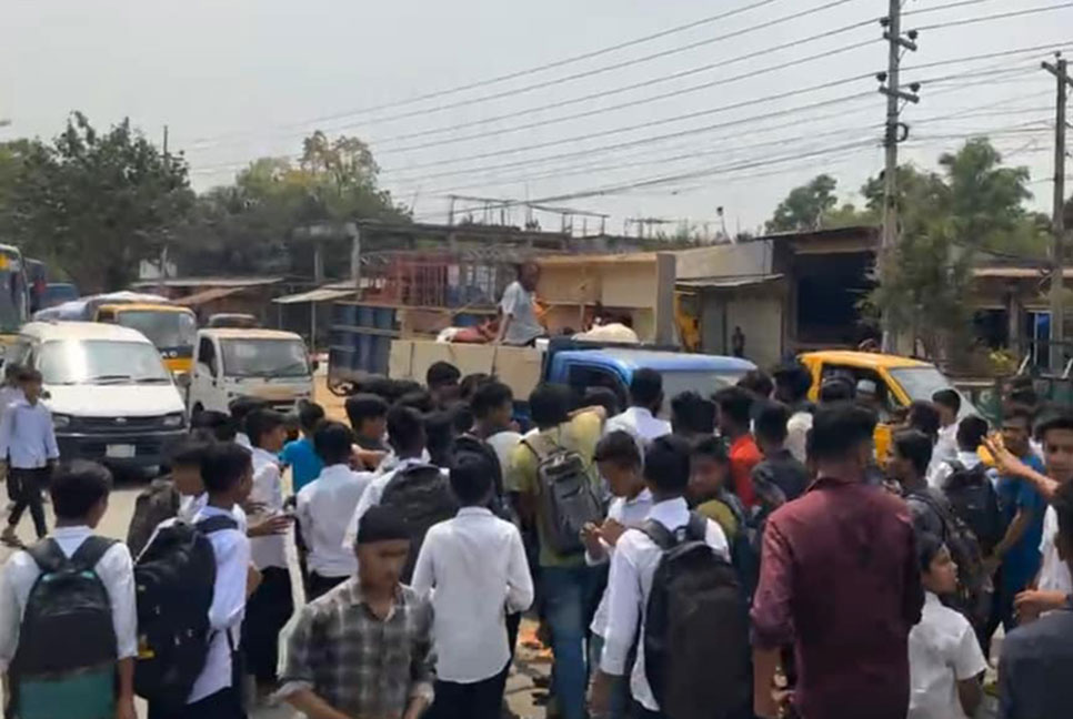 রমজানে স্কুল বন্ধের দাবিতে ভালুকায় মহাসড়ক অবরোধ