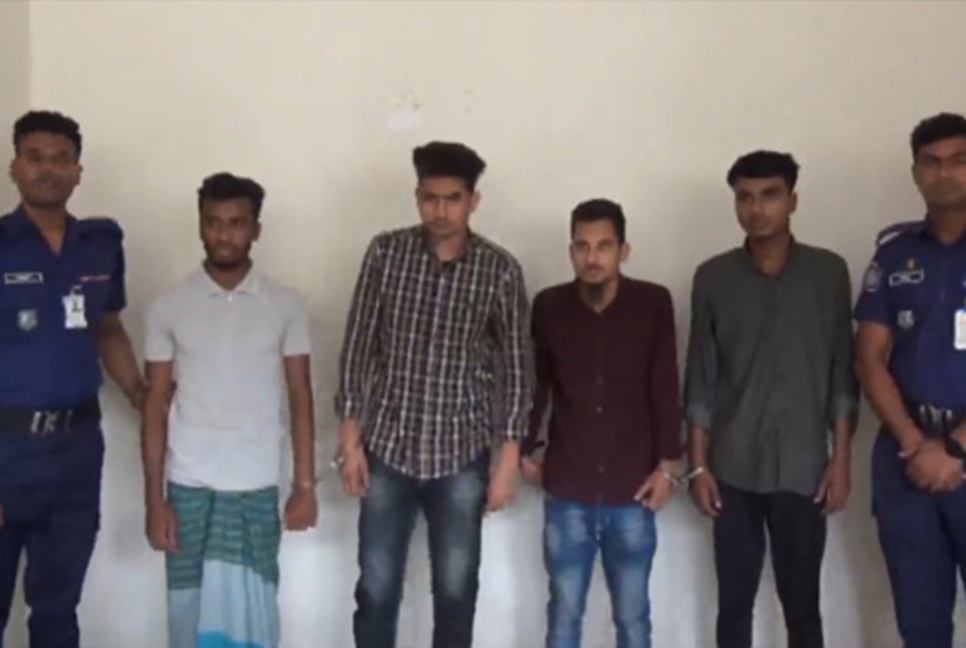 স্কুলে আটকে রেখে বাবা-ছেলেকে নির্যাতনের ঘটনায় গ্রেফতার ৪