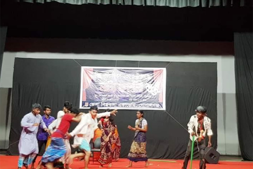 গোপালগঞ্জে নাটক ‘ক্ষ্যাপা পাগলার প্যাঁচাল’ মঞ্চস্থ