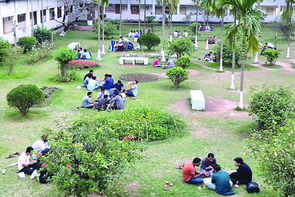 দলবেঁধে ইফতার ক্যাম্পাসে