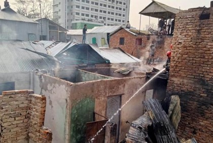 মহাখালীর সাততলা বস্তির কয়েকশ ঘর পুড়ে যাওয়ার আশঙ্কা 