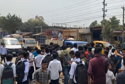 রমজানে স্কুল বন্ধের দাবিতে ভালুকায় মহাসড়ক অবরোধ