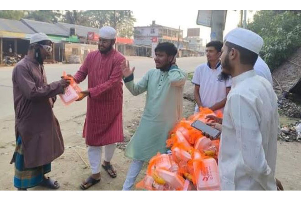 ফুলপুরে গরিবদের মাঝে স্বেচ্ছাসেবকদের ইফতার বিতরণ  