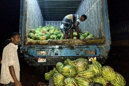 তরমুজ রেখেই পালিয়ে গেলেন ব্যবসায়ী!