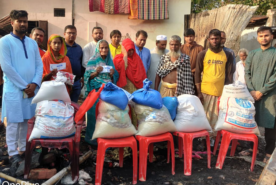 জয়পুরহাটে অগ্নিকাণ্ডে ক্ষতিগ্রস্ত পরিবারের মাঝে খাদ্যসামগ্রী বিতরণ