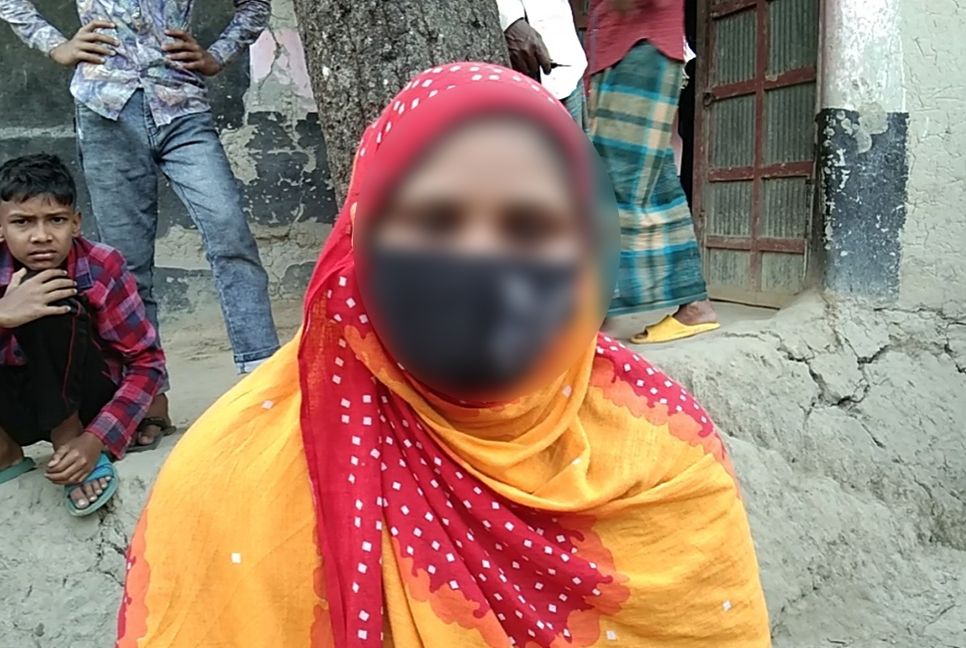 বিয়ের দাবিতে পরকীয়া প্রেমিকের বাড়িতে প্রেমিকার অনশন