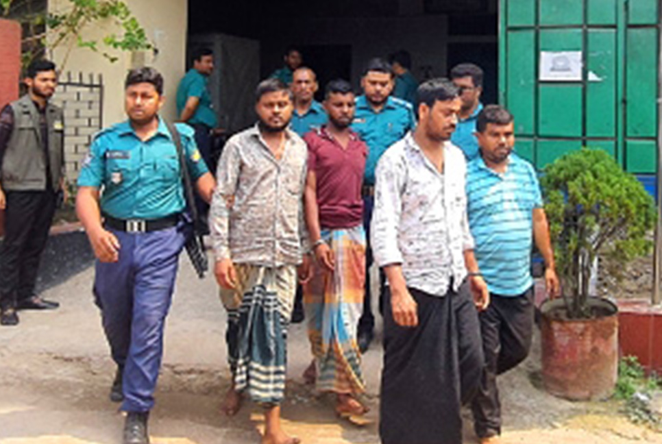 বিপুল পরিমাণ ভারতীয় জাল রুপি ও টাকাসহ গ্রেফতার ৪
