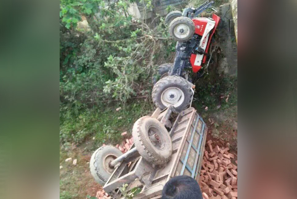 নিয়ন্ত্রণ হারিয়ে খাদে লরি, হেলপার নিহত