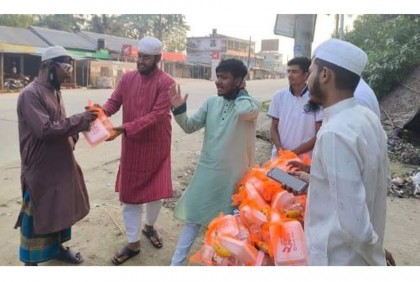 ফুলপুরে গরিবদের মাঝে স্বেচ্ছাসেবকদের ইফতার বিতরণ  