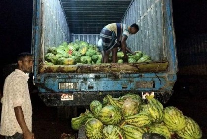 তরমুজ রেখেই পালিয়ে গেলেন ব্যবসায়ী!