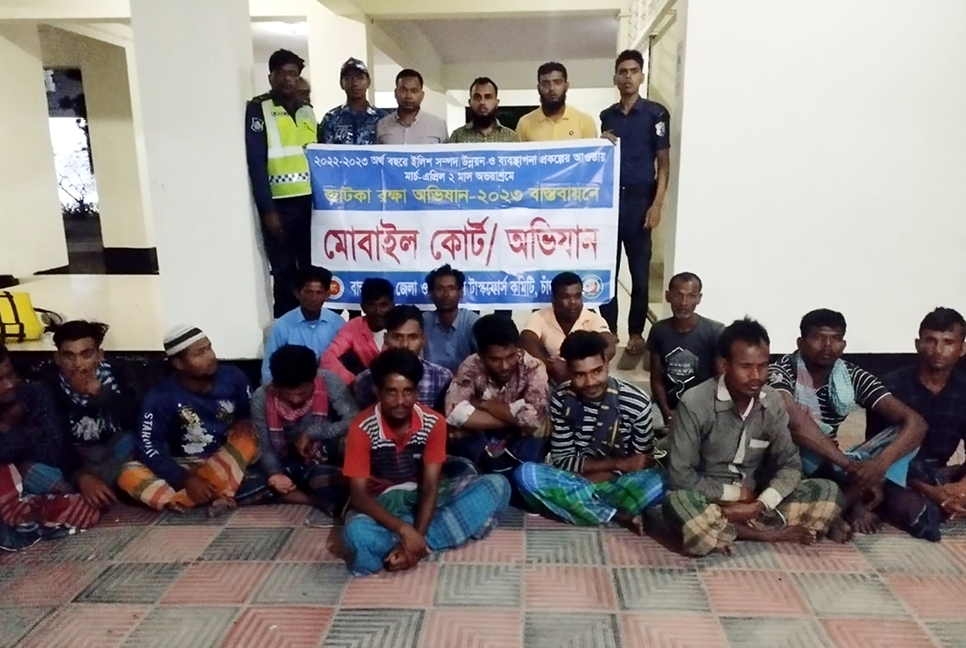 মেঘনায় নিষেধাজ্ঞা অমান্য করে জাটকা শিকার, ২৬ জেলে আটক