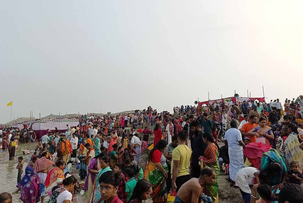 হোসেনপুরে অষ্টমী স্নানে পুণ্যার্থীদের ঢল