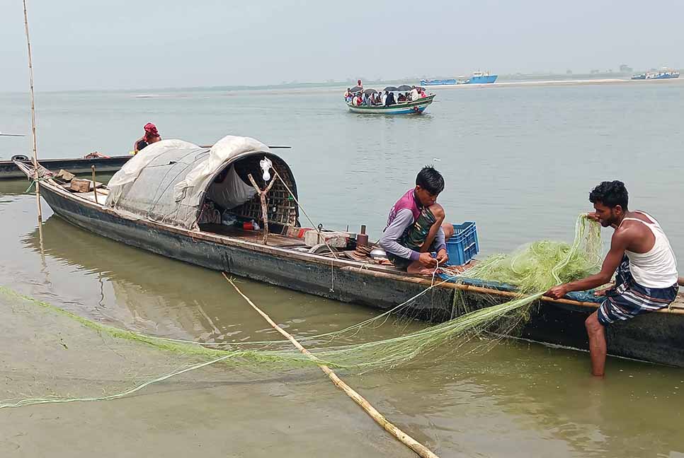 চরভদ্রাসনে মাছ শিকারে ব্যবহার হচ্ছে অবৈধ কারেন্ট জাল