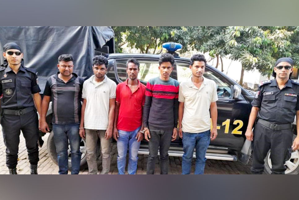 বগুড়ায় র‌্যাবের অভিযানে ফেনসিডিলসহ গ্রেফতার ৫ 