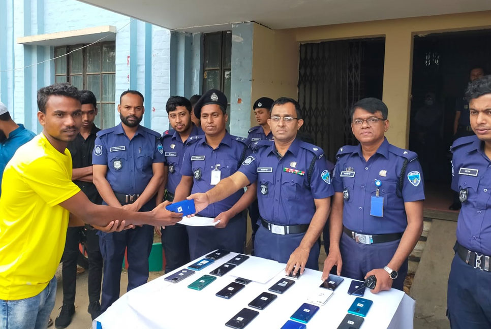 রাঙামাটিতে পুলিশের অভিযানে চুরি হওয়া ১০৮টি মোবাইল উদ্ধার